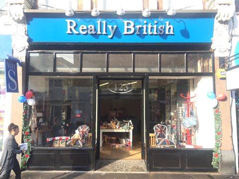 Il negozio di souvenir inglesi a Londra diventa "razzista"