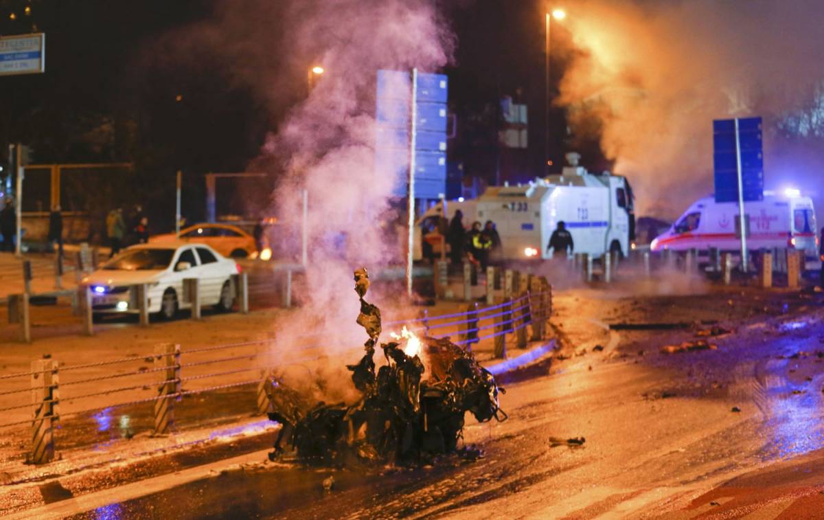 Due esplosione nel centro di Istanbul: attenato contro la polizia