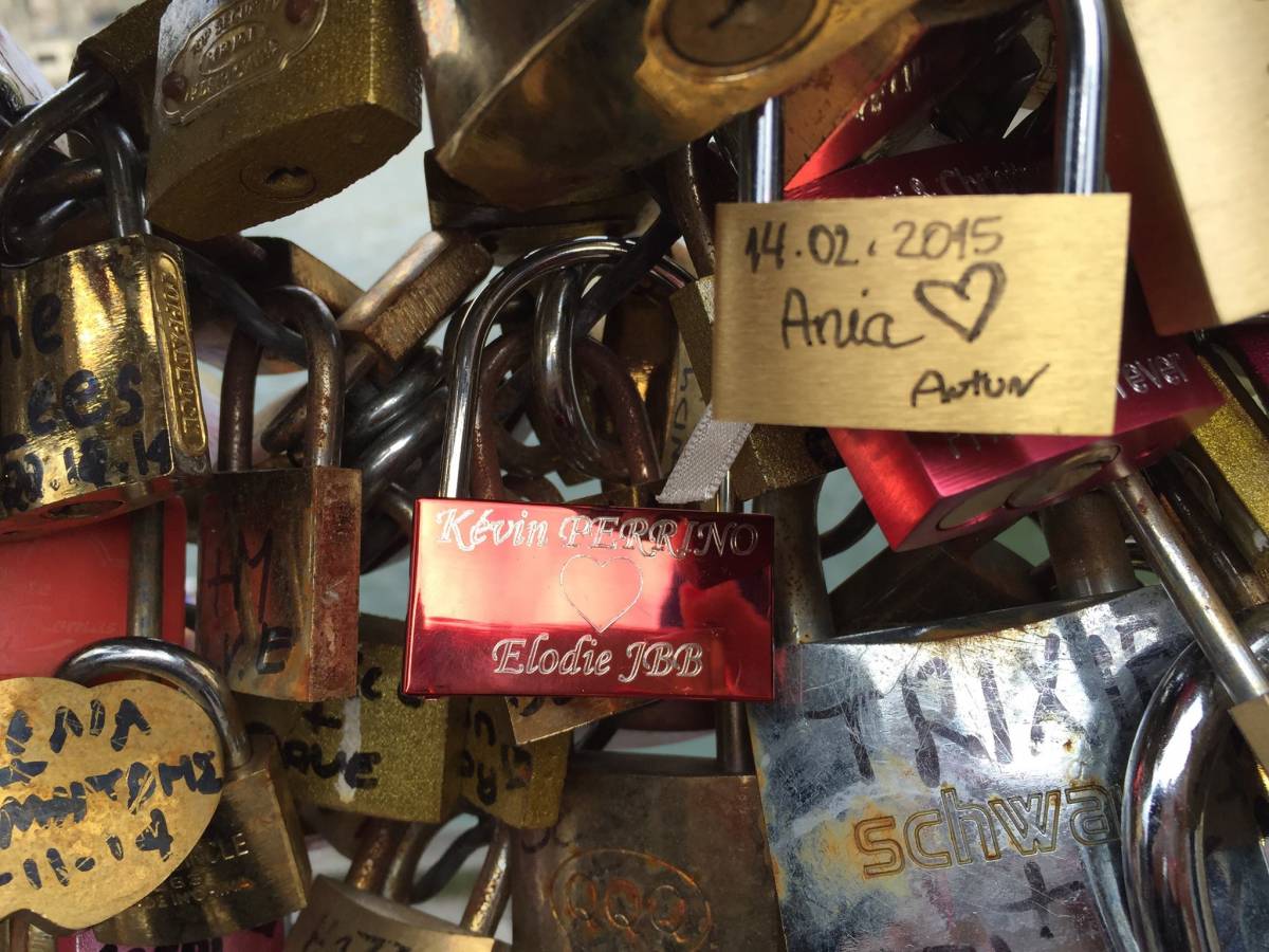 Parigi vende i lucchetti dell'amore per aiutare i rifugiati