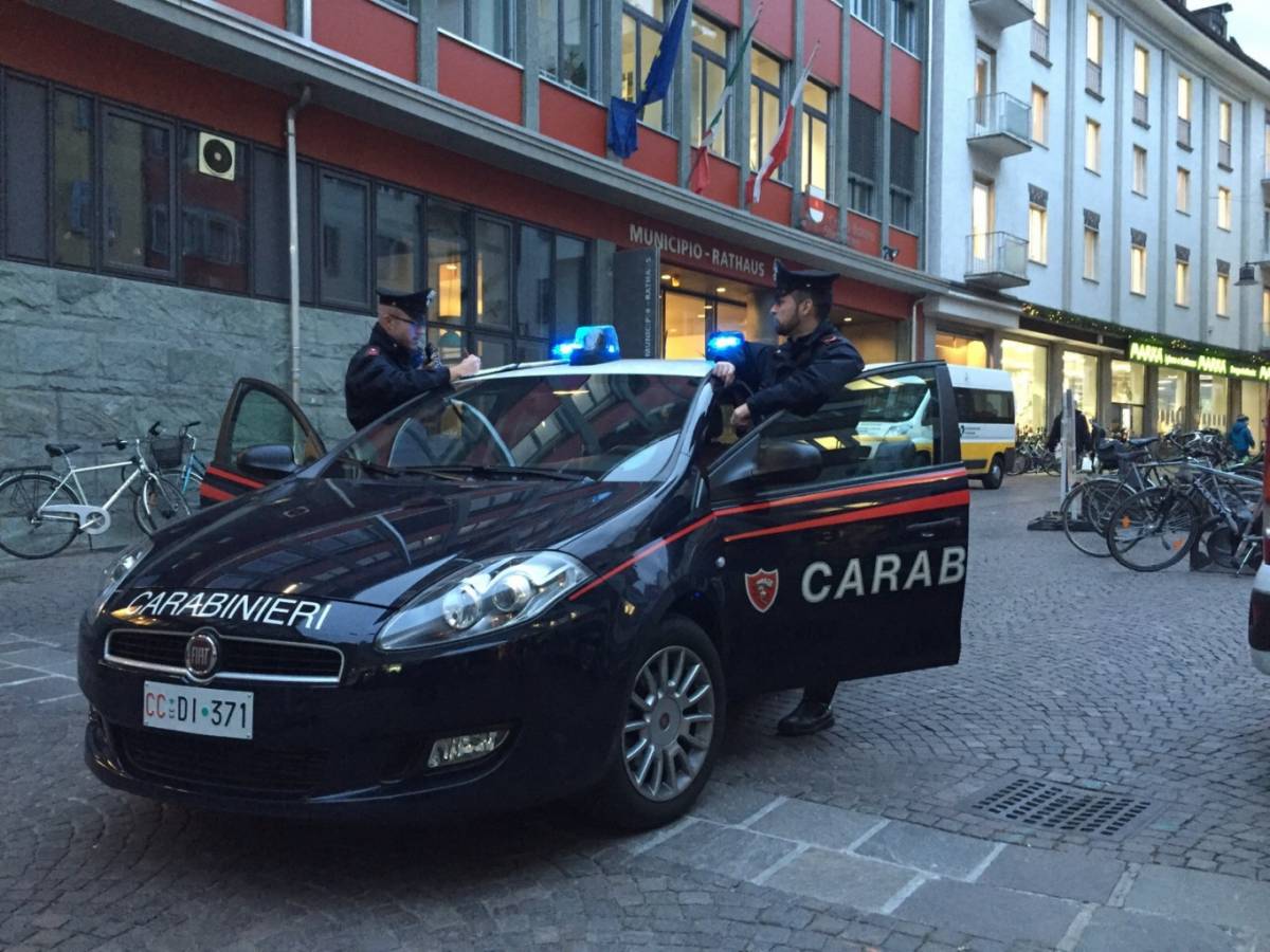 Otto stranieri picchiano due carabinieri e li mandano all'ospedale