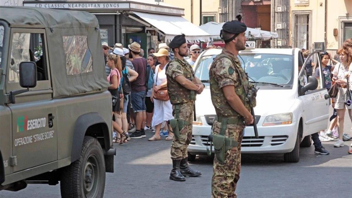 Napoli, stranieri provano a rubare le armi a due militari