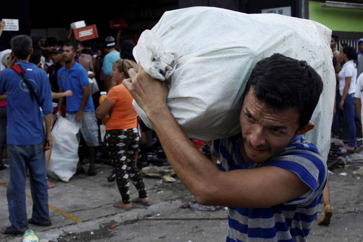 Nel Venezuela affamato la gente si dà ai saccheggi