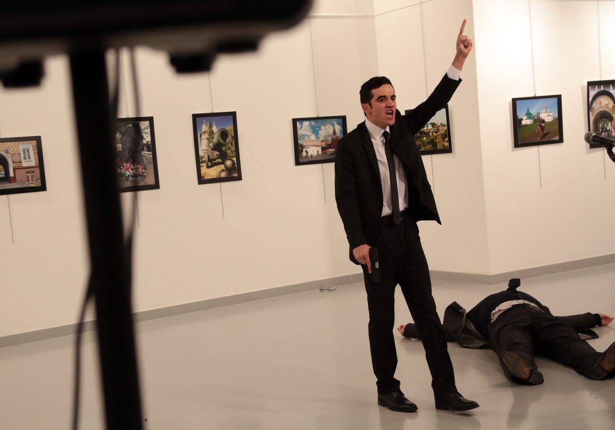 Parla il fotografo che ha immortalato il killer dell'ambasciatore: "Avevo paura, ma è il mio lavoro"