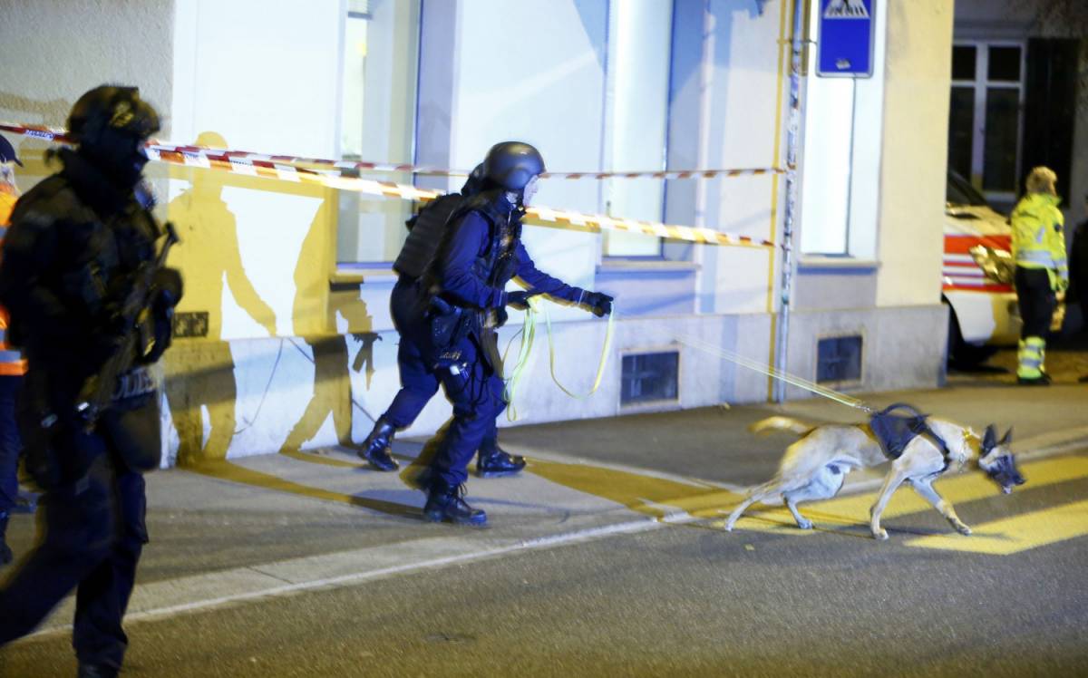 Zurigo, entra in moschea e spara: tre uomini feriti 