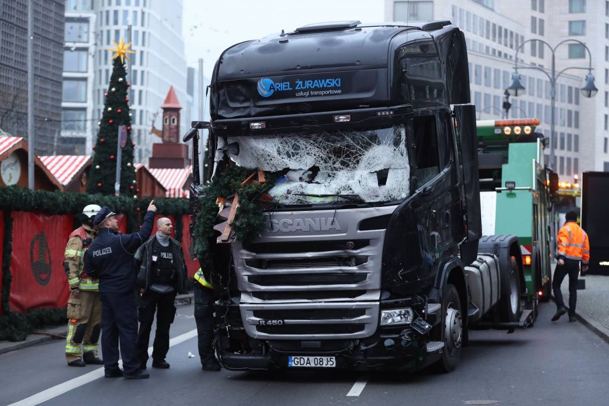 Camion sulla folla: è strage a Berlino. Si cerca il terrorista