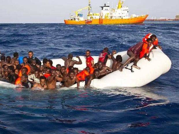 "Le navi ong accendono i fari e gli scafisti mandano i migranti"