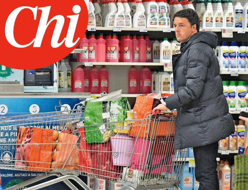 Matteo Renzi, il "casalingo" al supermercato con la moglie