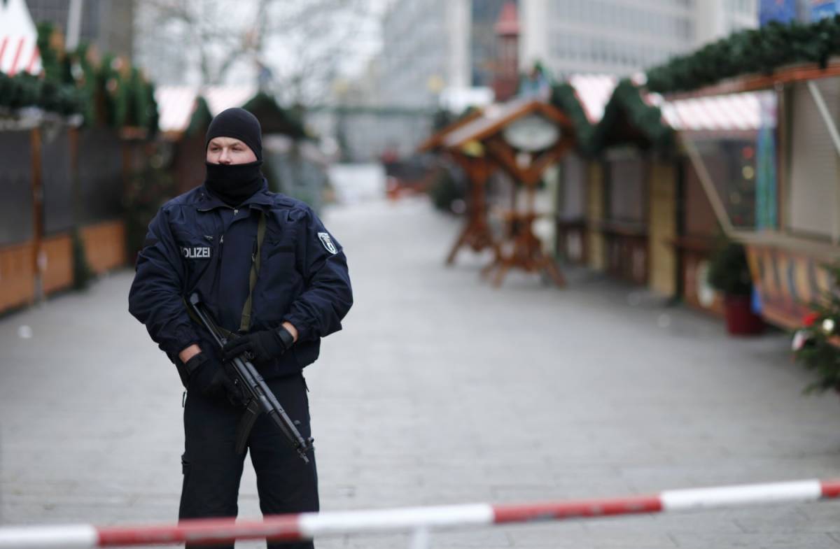 Berlino, la polizia indaga nel fortino degli islamisti