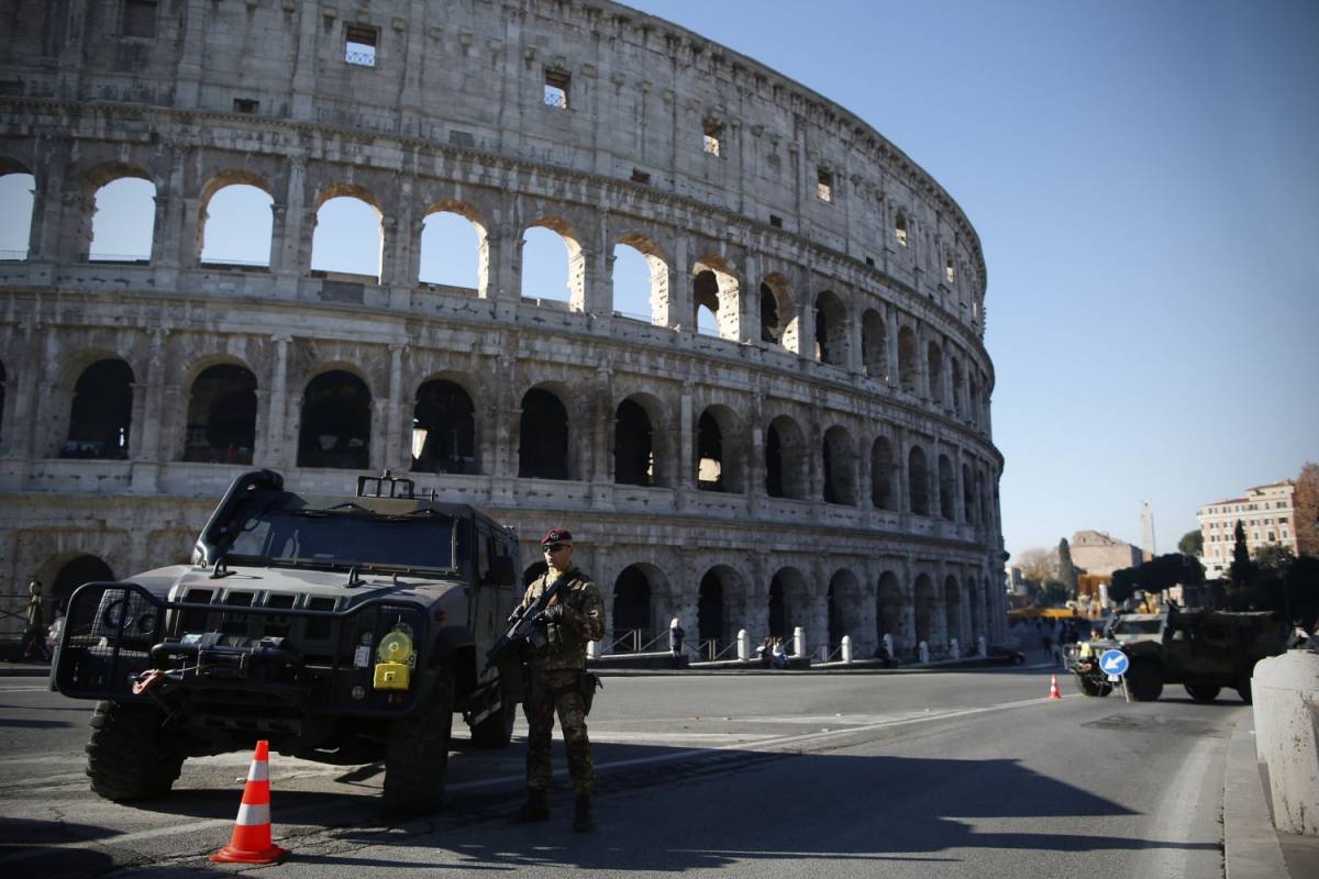 Cecchini al Colosseo e droni a Bologna:  San Silvestro «armato»
