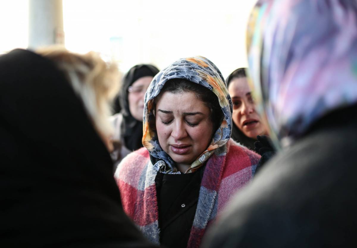 Amici e parenti piangono durante il funerale di Ayhan Arik