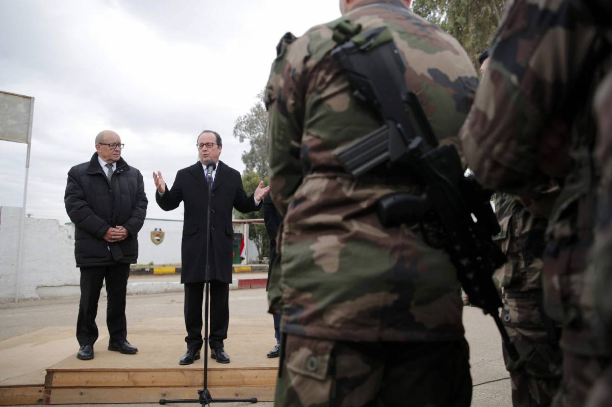 Hollande a Baghdad. E in città esplode un'autobomba