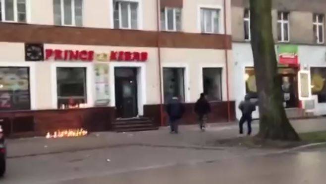 Tunisino uccide un ragazzo. Folla devasta negozio di kebab