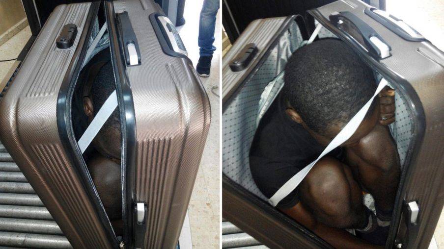 Un migrante fermato mentre cerca di entrare in Spagna nascosto in una valigia (fonte: ministero Interno spagnolo)