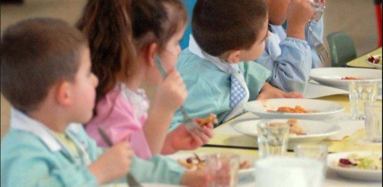 Le mense scolastiche si svuotano: sempre più i bambini con il pasto da casa