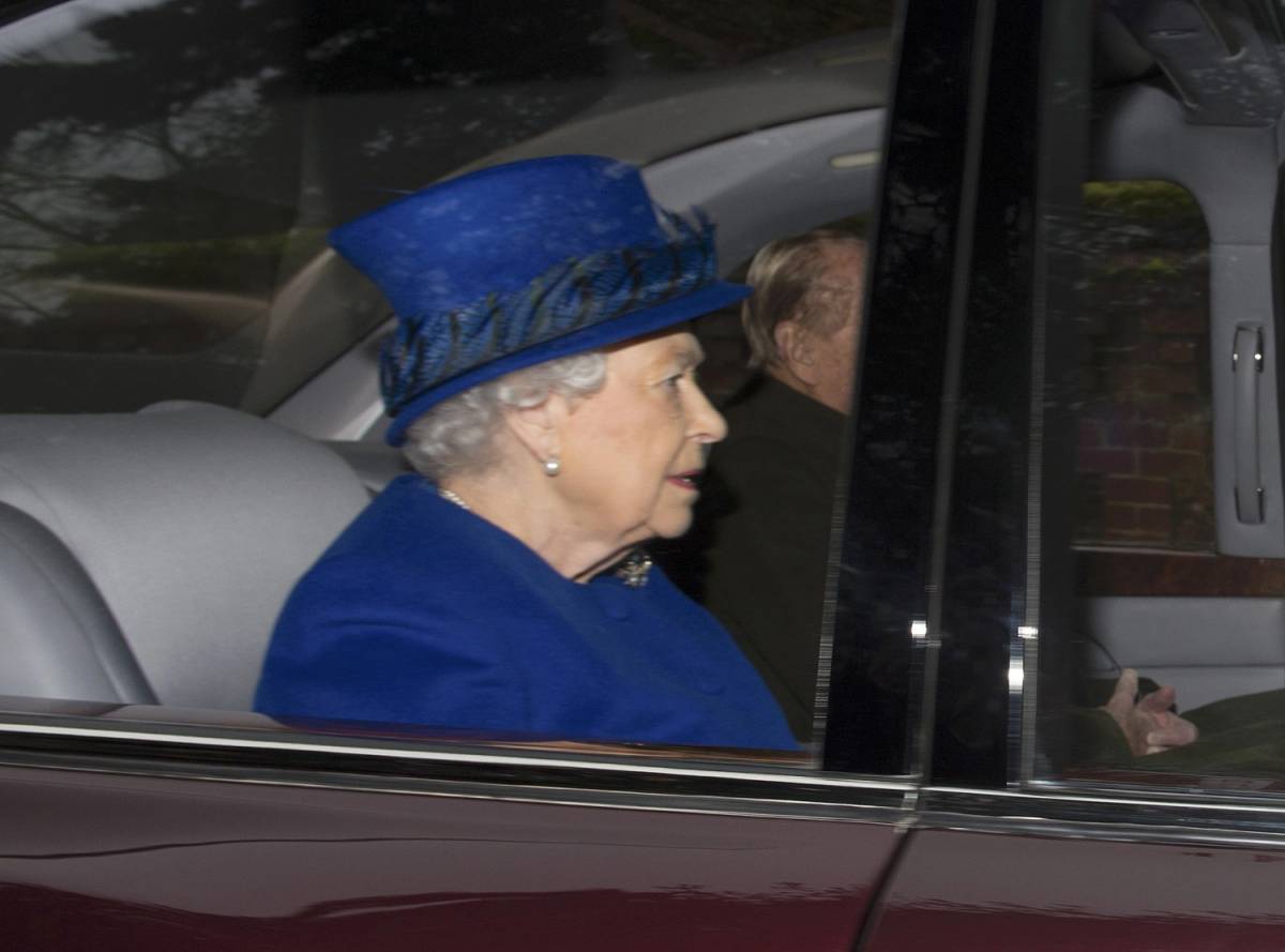Sollievo in Gran Bretagna, la regina Elisabetta torna in pubblico