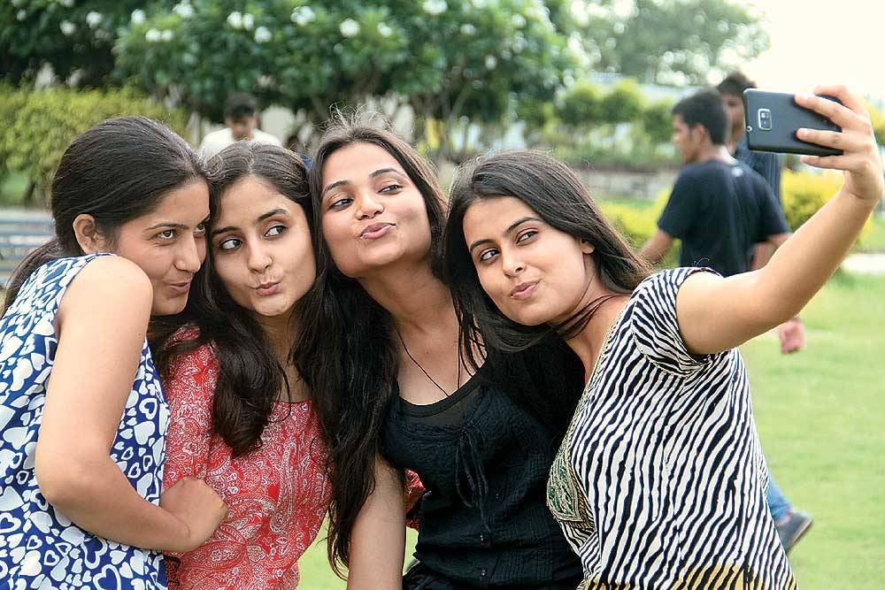 India, sei ragazzi sotto osservazione perché malati di selfie 