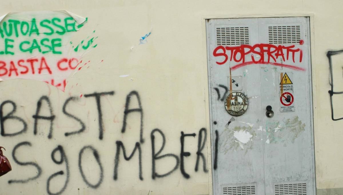 Assalto al circolo Pd: anarchica mascherata tradita dalla stazza