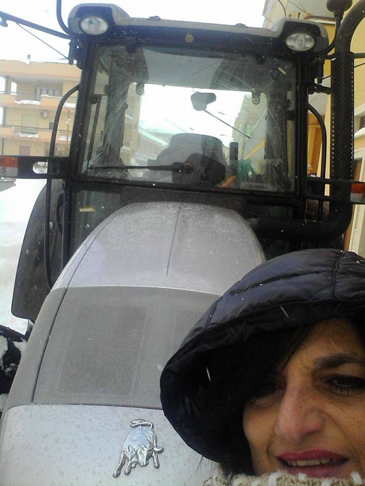 In provincia di Bari ostetrica sfida la neve e arriva in ospedale col trattore