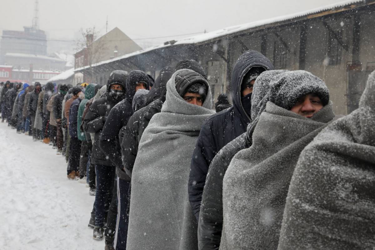 Migliaia di immigrati tra la neve: l'accoglienza della Ue ha fallito