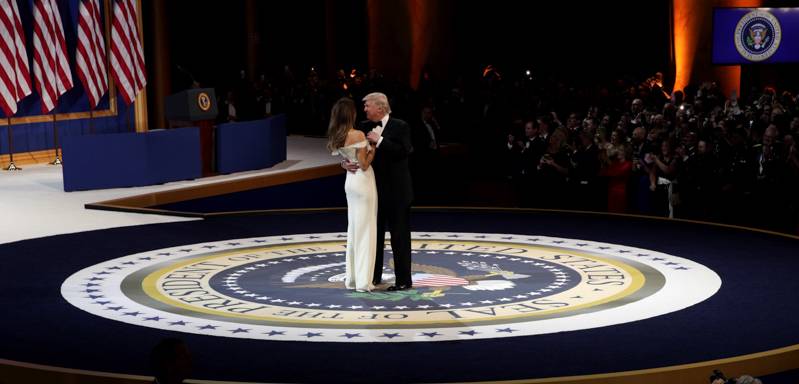 Il ballo di Trump con Melania, sulle note di "My Way"