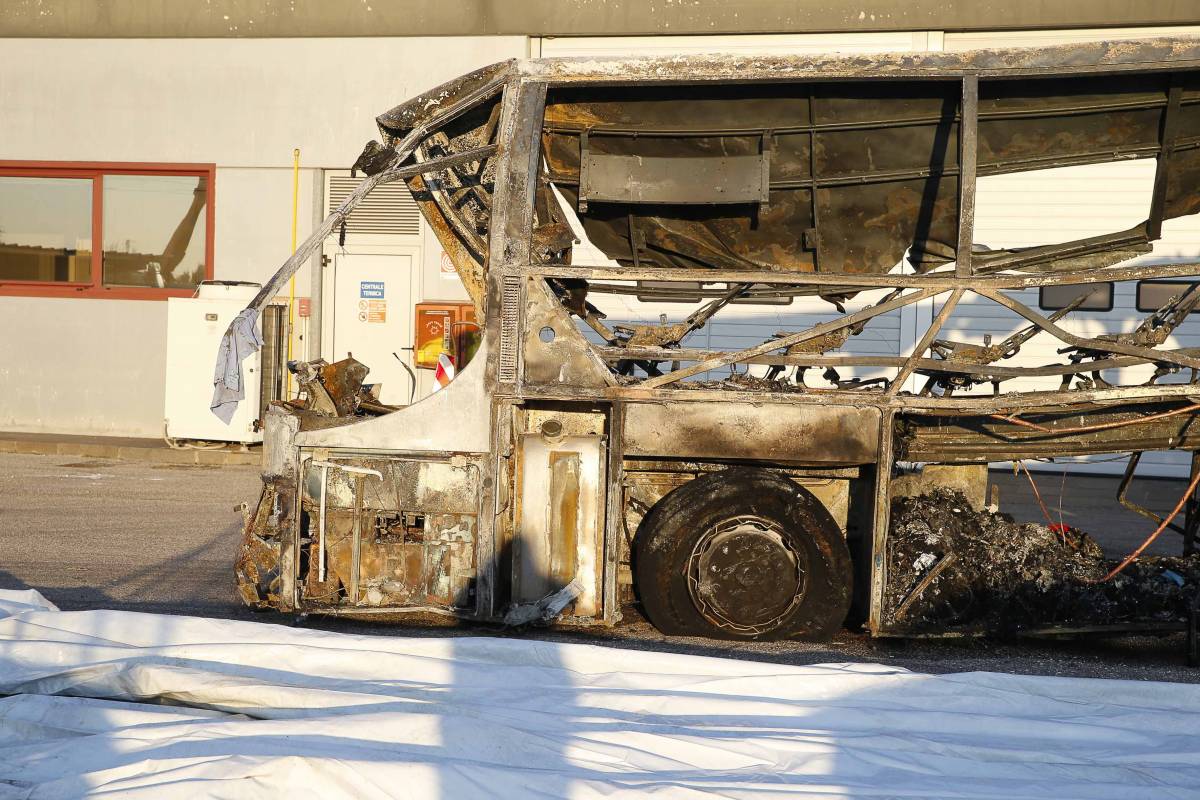 Bus si schianta e va a fuoco. Perdono la vita 16 studenti