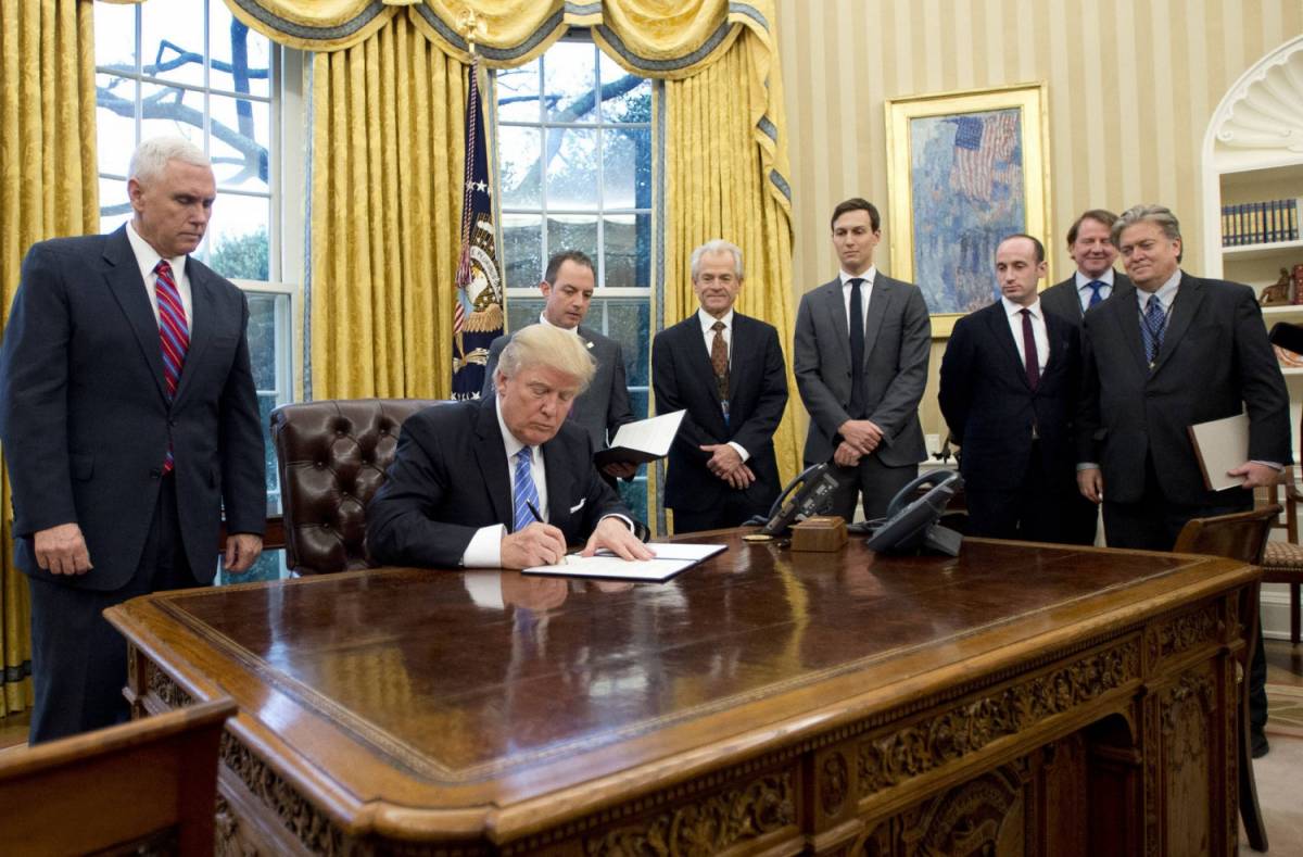 Trump firma il primo decreto contro le politiche sull'aborto