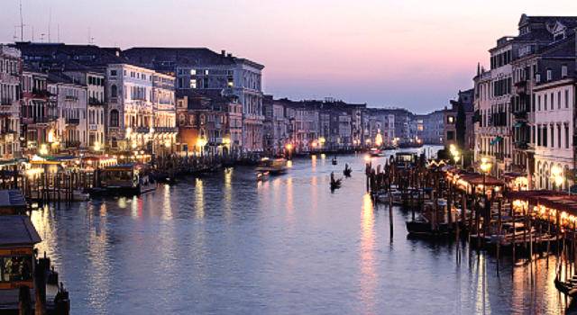 Venezia, profugo si suicida gettandosi nel Canal Grande