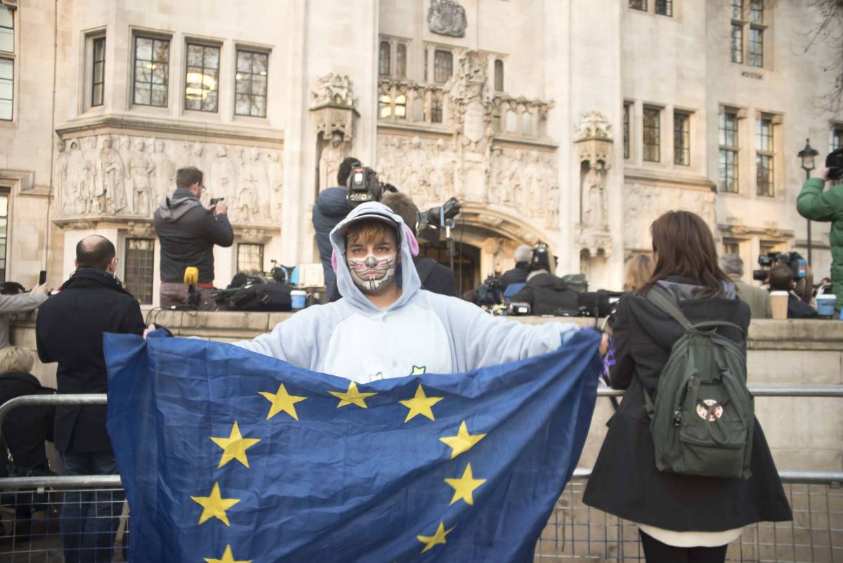 Brexit, la Corte stanga la May: "Deve votare il Parlamento"