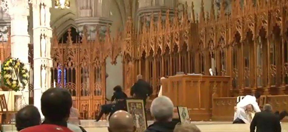 New Jersey, sacerdote aggredito in chiesa durante la messa