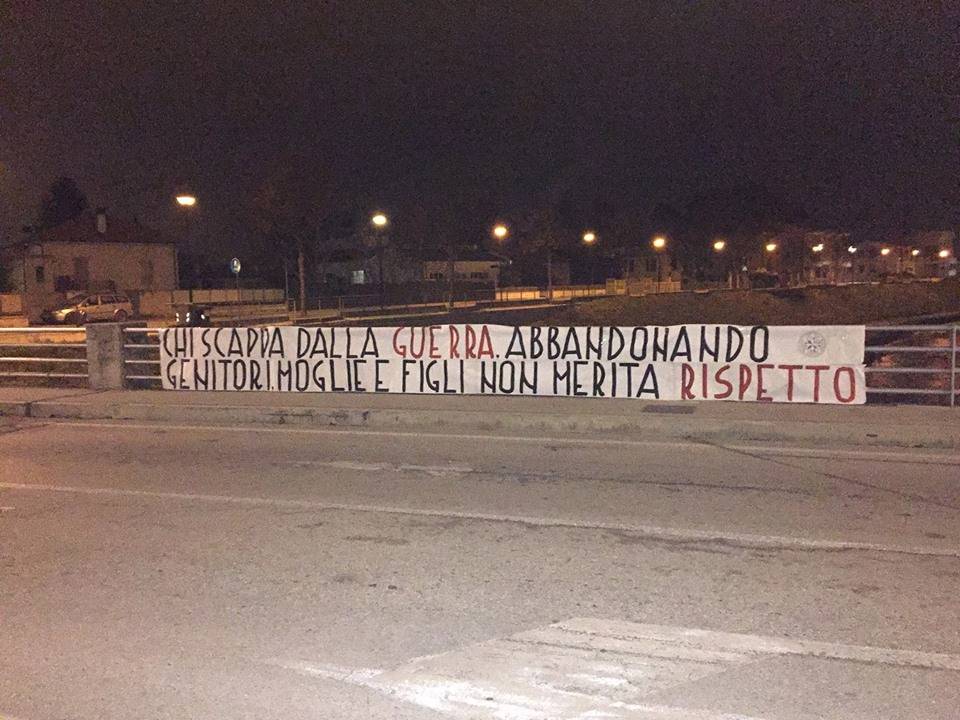 Migranti, striscione di Casapound: "Chi scappa dalla guerra non merita rispetto"