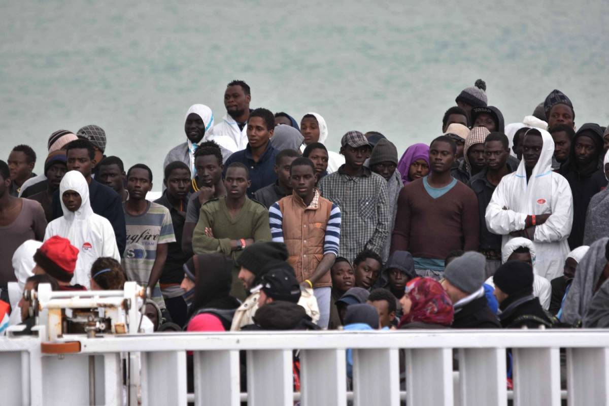 Libia, spunta un accordo bis per bloccare i migranti nel deserto