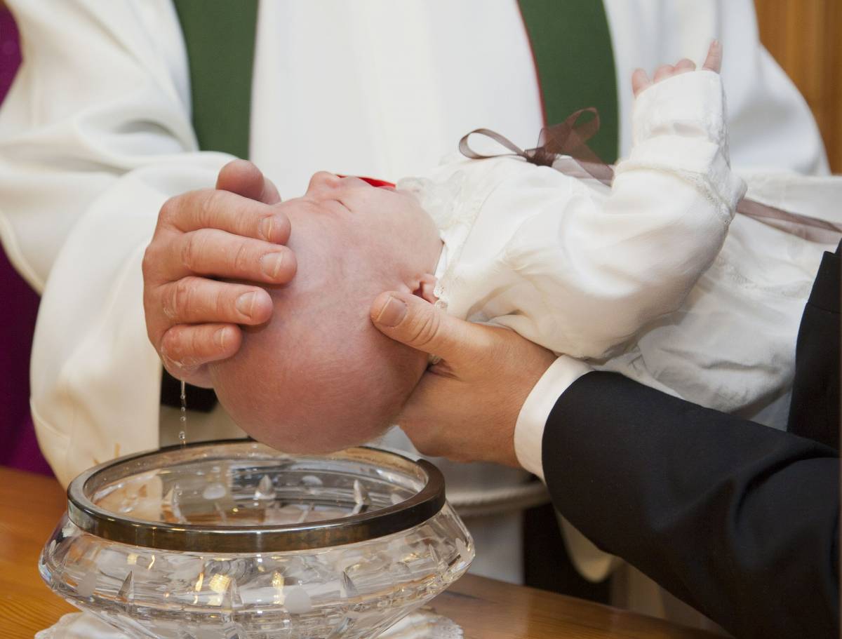 Melfi, il vescovo abolisce padrini e madrine per battesimi e cresime