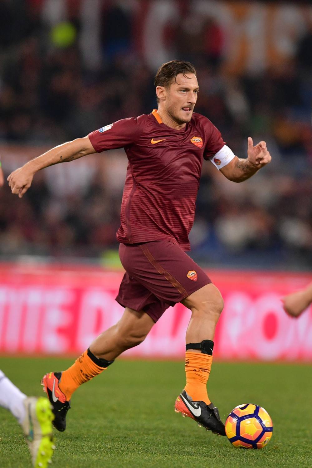 Totti regala la qualificazione alla Roma: in semifinale il derby con la Lazio