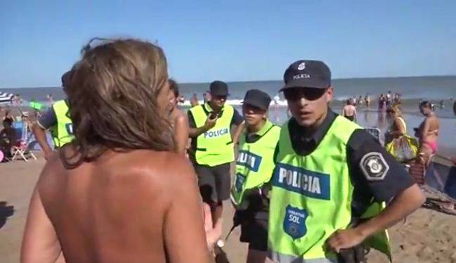 Tre ragazze in topless cacciate dalla spiaggia da 20 agenti: scoppia la polemica in Argentina
