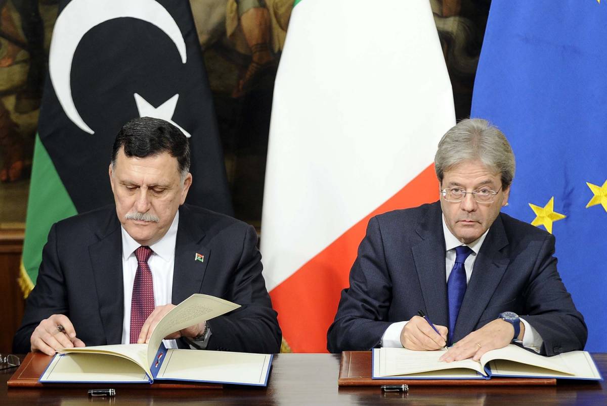 Migranti, firmato l'accordo tra Italia e Libia
