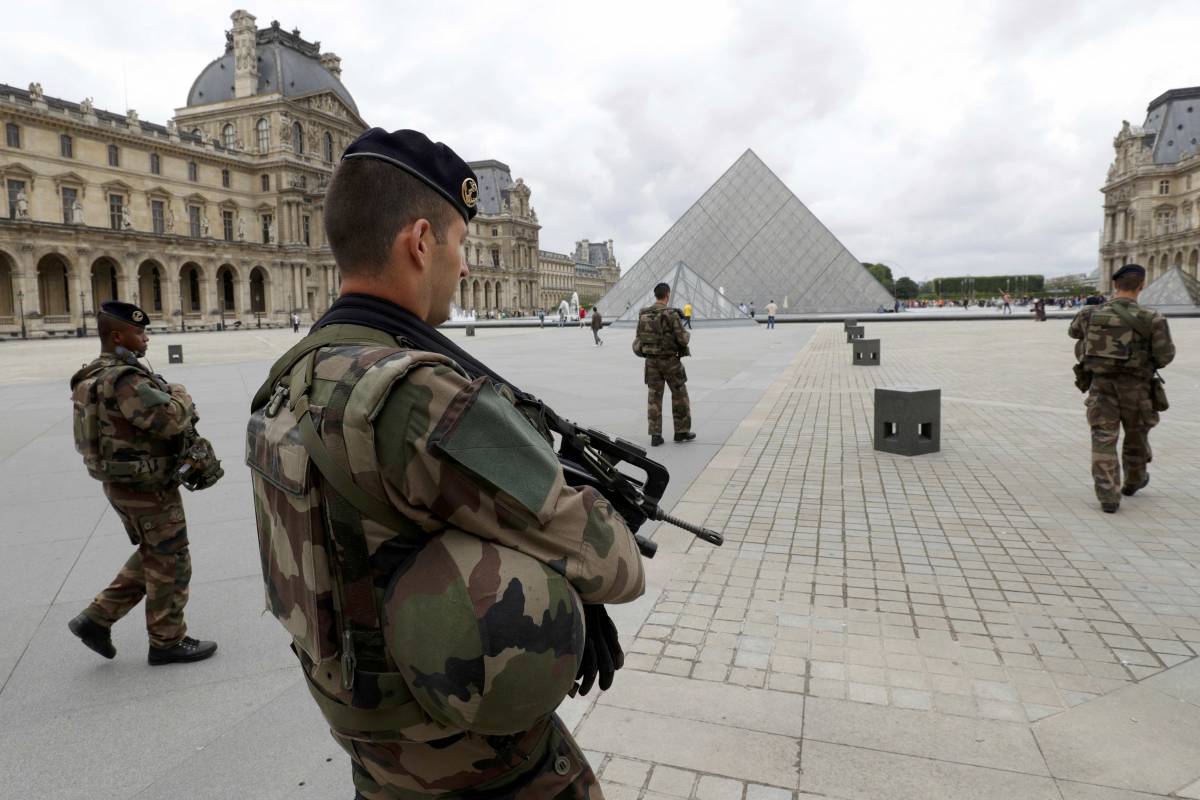 Francia, quattro arresti: "Preparavano attacco kamikaze a Parigi"