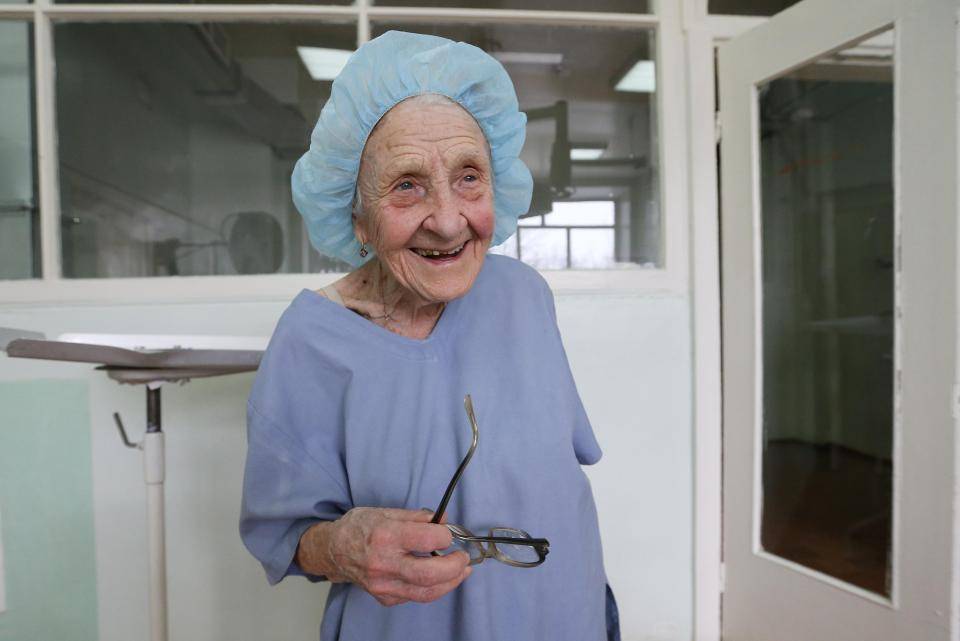 La chirurga più anziana del mondo ha 89 anni e continua a operare