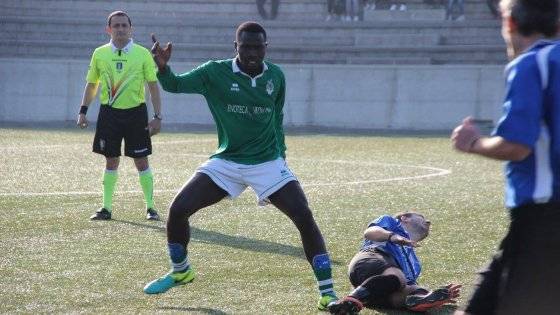 Bologna, saluto fascista e insulti contro un calciatore di colore