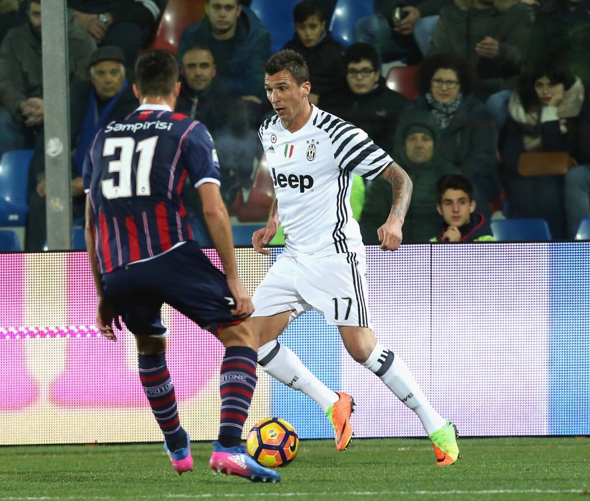 Mandzukic-Higuain, la Juventus batte il Crotone: bianconeri a +7 sulla Roma