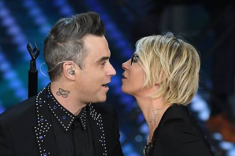 Sanremo, rivelazione di Maria De Filippi: "Con Robbie Williams solo un bacio a stampo"