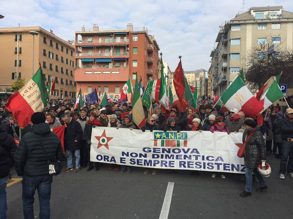 "Servono più fasci appesi". Tafferugli e scontri a Genova