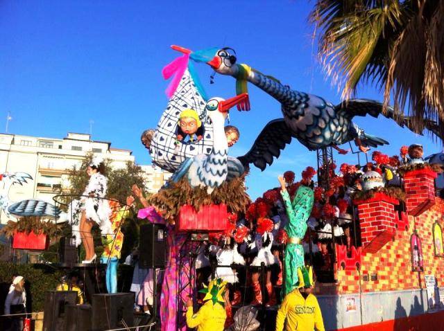 Follonica, crolla parte di un carro di carnevale: cinque feriti