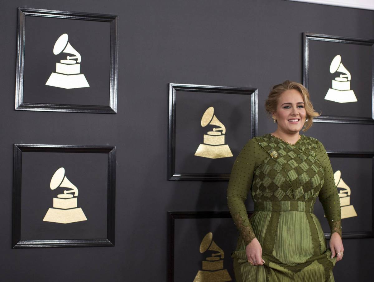 La paura della fuoriclasse ai Grammy, Adele vince tutto e poi si inceppa