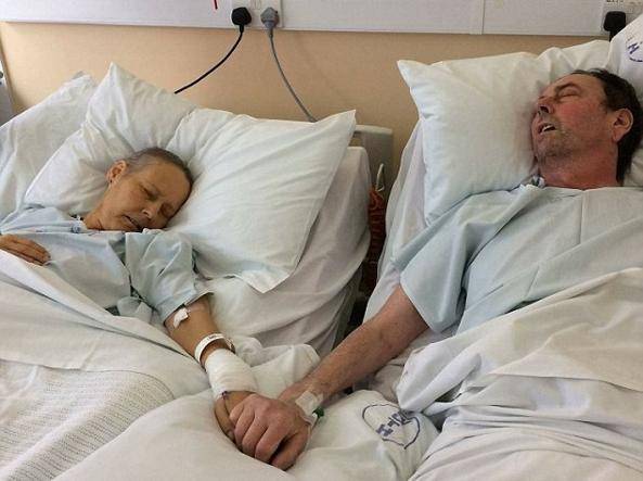 Due coniugi inglesi tra amore e coraggio: muoiono di tumore mano nella mano