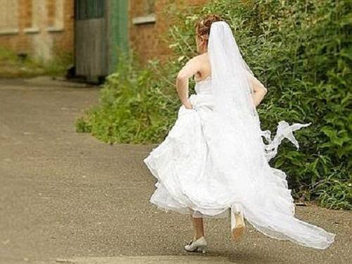 Sposa fugge col testimone di nozze a una settimana dal matrimonio: "Stiamo insieme da un anno"