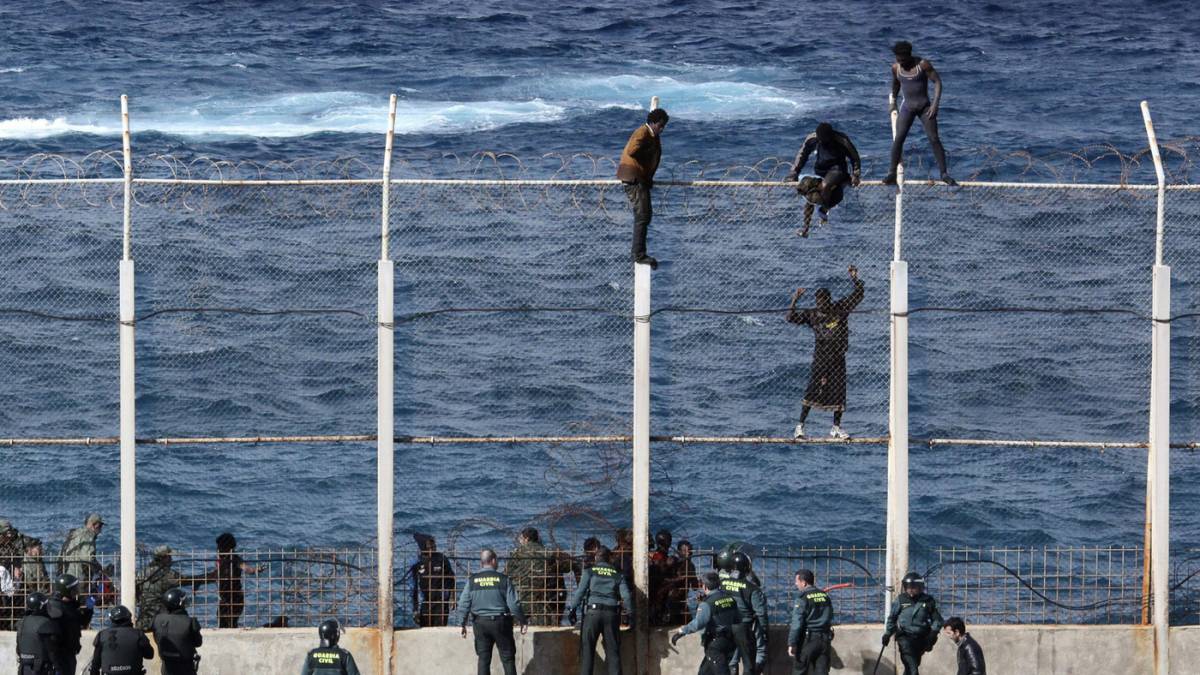 Ceuta, assalto dei migranti. E in 400 saltano il muro