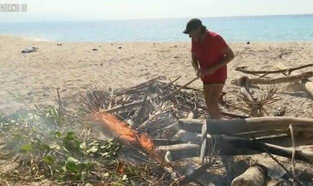 Isola dei Famosi, divampa un incendio. Ceccherini accusa le "streghe Nancy e Malena"