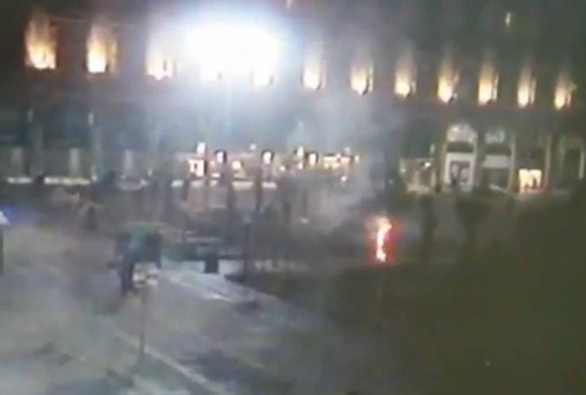 Vandali bruciano indisturbati le palme di piazza Duomo