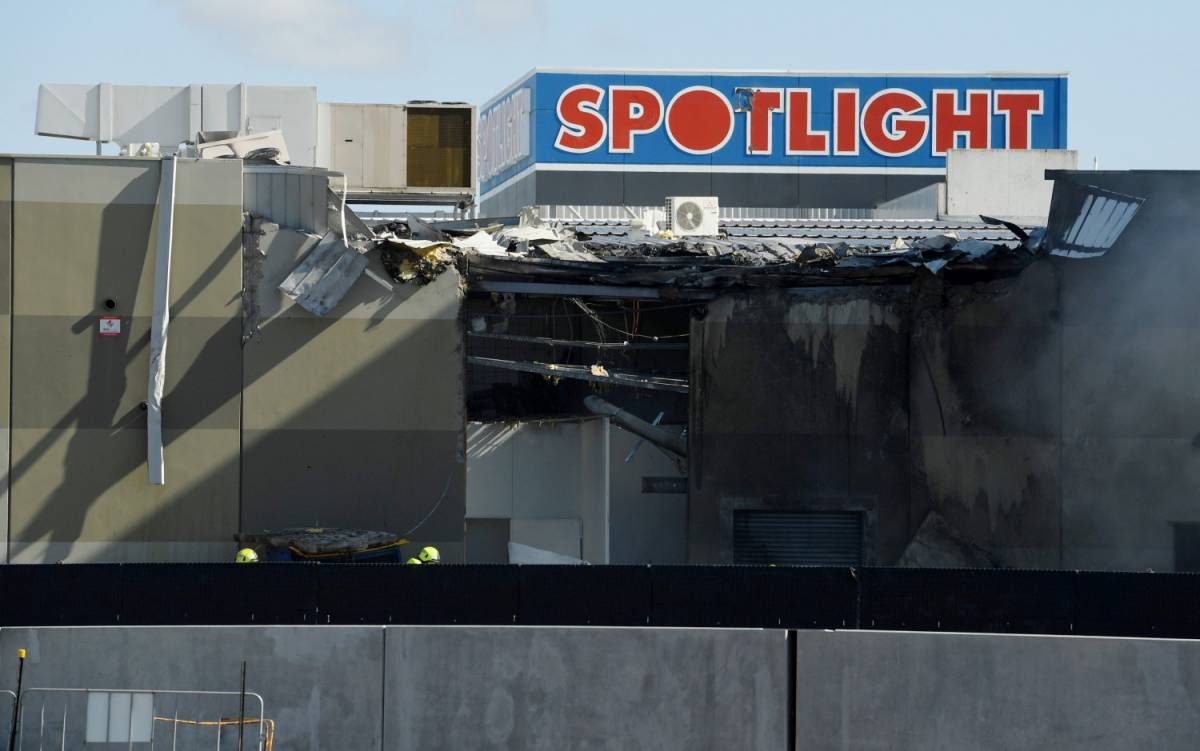 Australia, aereo da turismo si schianta su centro commerciale: cinque morti