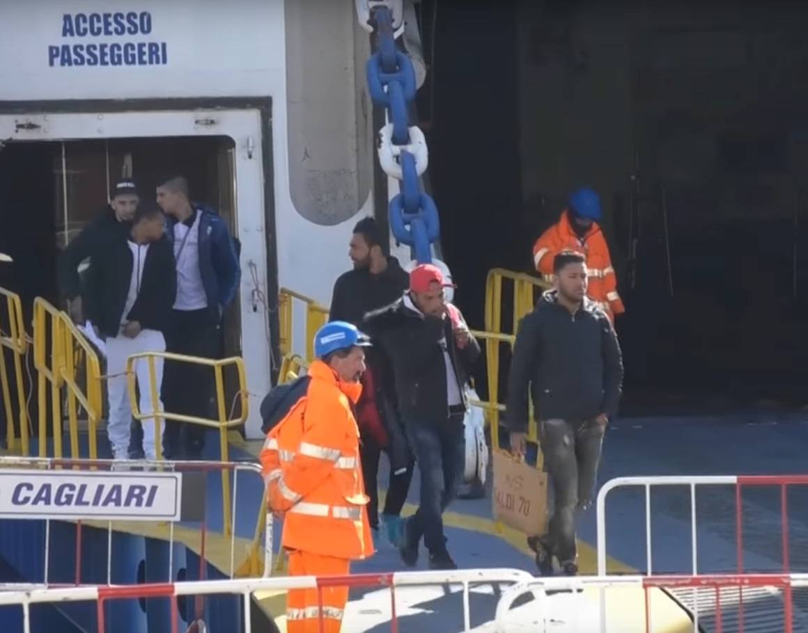 Cagliari-Napoli, notte di paura: traghetto ostaggio dei migranti